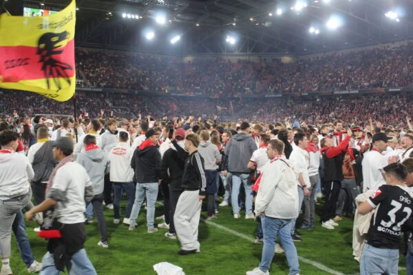 Platzsturm im Europa-Park Stadion. Jetzt hat das emotionale Ereignis ein Nachspiel. Foto: Detlef Berger