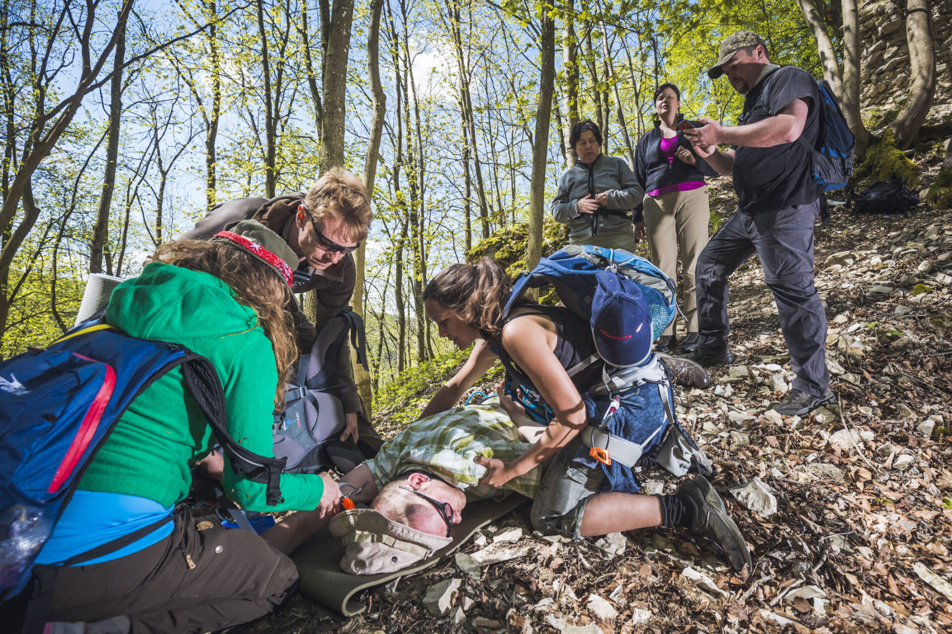 Wie versorgt man einen Verletzten im Wald? Das lernen die Teilnehmer unter anderem bei dem Outdoor-Kurs.