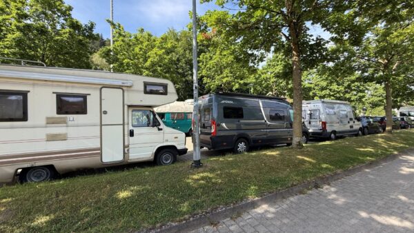Wochenlang am Straßenrand geparkte Wohnmobile sind in Freiburg ein häufiger Anblick und können für auf Parkplätze angewiesene Anwohner ein Ärgernis sein. Foto: Heike Schwende