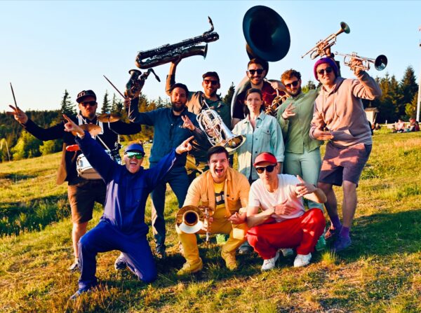 Mit der Maddis'son Brass Band hat Zweierpasch einen Brass Remix der Single „Schwarzwald Sound“ veröffentlicht.