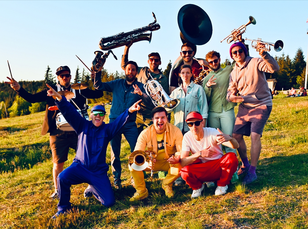 Mit der Maddis'son Brass Band hat Zweierpasch einen Brass Remix der Single „Schwarzwald Sound“ veröffentlicht.