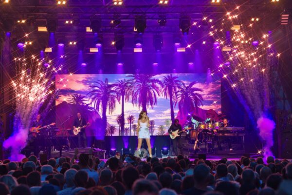 Andrea Berg tauschte die Motorradkluft aufgrund von sommerlicher Hitze und Pyroshow bald gegen ein luftiges Kleid. Foto: Marc Gilgen