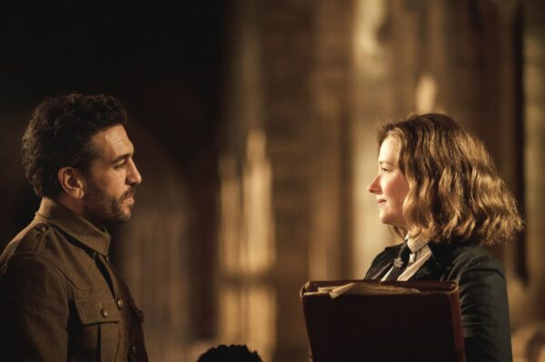 Katharine Hilbery (Haley Bennett) kann dem Charme von Ralph Denham (Elyas M’Barek) nicht widerstehen.