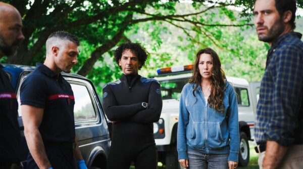 Laura Smet und Tomer Sisley (2.v.l.) sind in den Hauptrollen der Mystery-Serie „Surface“ zu sehen. Foto: ARD Degeto/France Televisions