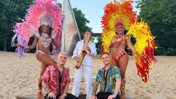 Sebastian (l.) und David Franke sorgen mit dem Song „Der DJ spielt Samba“ für gute Laune.