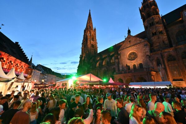 Eröffnet wird das Traditonsfest auf dem Münsterplatz von der frisch gekürten Badischen Weinkönigin.