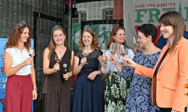 Stießen auf ein gelungenes Weinfest und auf die neue Weinkönigin Rosa Kost (2.v.l.) an: Die Weinprinzessinnen Viktoria Benz (v.l.)und Tina Müller, FWTM-Chefin Katharina Schirmbeck, Ministerin Marion Gentges und Freiburgs Bürgermeisterin Carolin Jenkner.