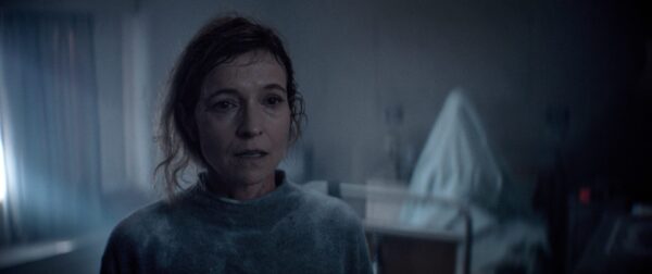 Susan (Tandi Wright) merkt, dass in ihrem Haus etwas Gruseliges vor sich geht.