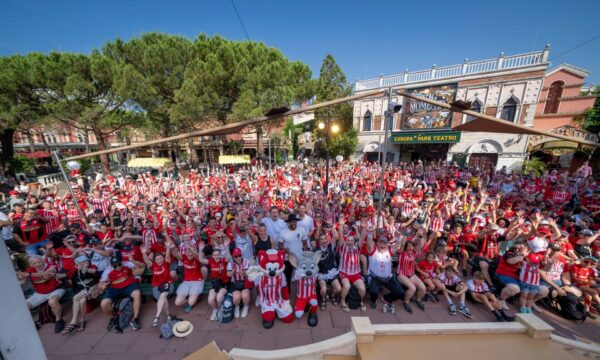 Ein Meer in Weiß-Rot: Tausende SC-Anhänger waren beim Fantag wieder im Europa-Park – mit dabei waren auch SC-Kapitänin Lisa Karl und Ex-SC-Kicker Karim Guédé (vorne hinter den Maskottchen). Foto Europa-Park