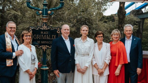 Die Enthüllung des „Place Grimaldi de Monaco" war eine Überraschung für die Fürstenfamilie: Hier die Familie Mack mit Fürst Albert, Prinzessin Charlène und Stéphanie von Monaco.