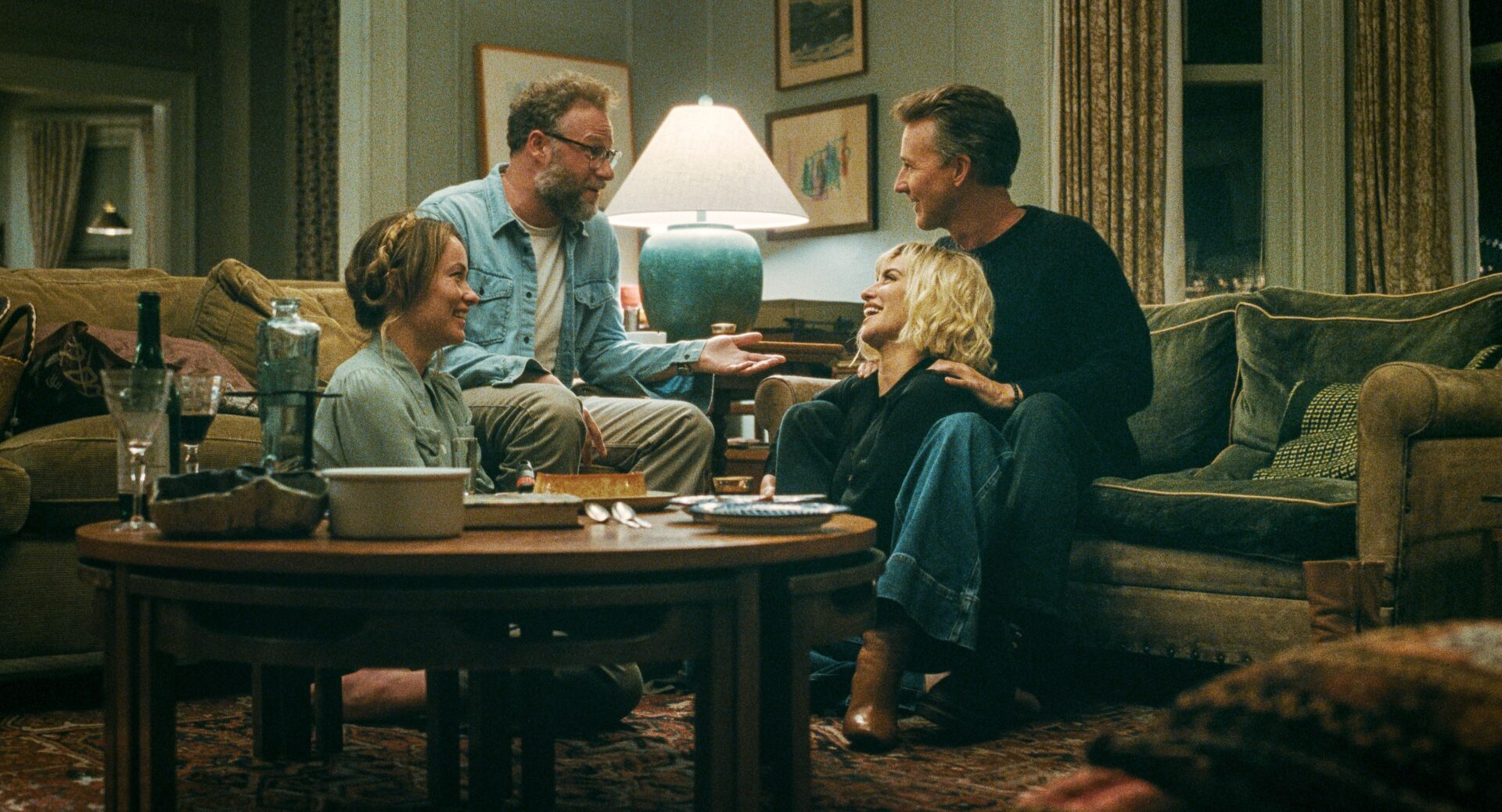Angela (Olivia Wilde, v.l.), Joe (Seth Rogen), Pina (Penélope Cruz) und Hawk (Edward Norton) erleben einen Abend voller Peinlichkeiten, Entgleisungen und den Abgründen langjähriger Beziehungen.