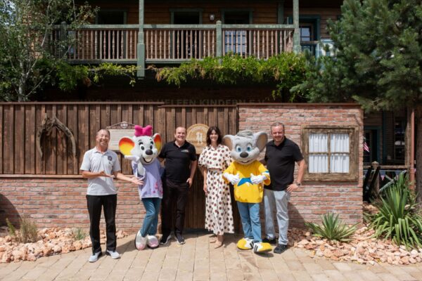 Sie eröffneten das neue Kinderhaus: Pate DJ BoBo, Wolfram Kons, Vorstand der „Stiftung RTL – Wir helfen Kindern e.V.“ und Miriam und Michael Mack vom Europa-Park.